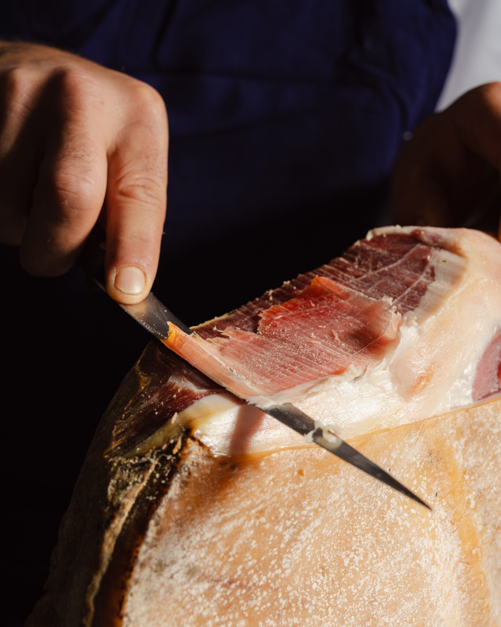 Découpe minute d’un jambon par un artisan partenaire d’Amarelle