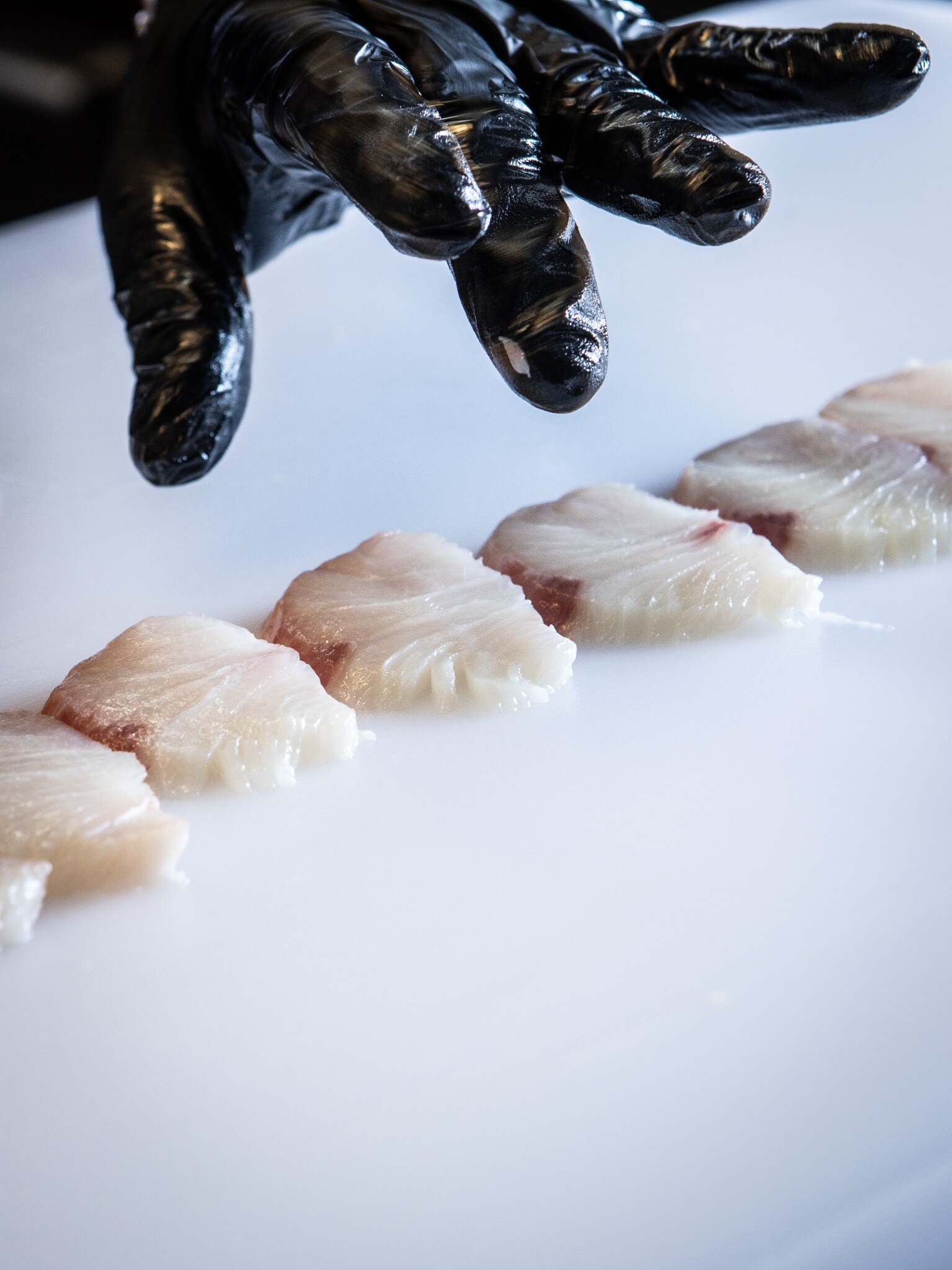 Préparation de pièces de poisson par un chef Amarelle