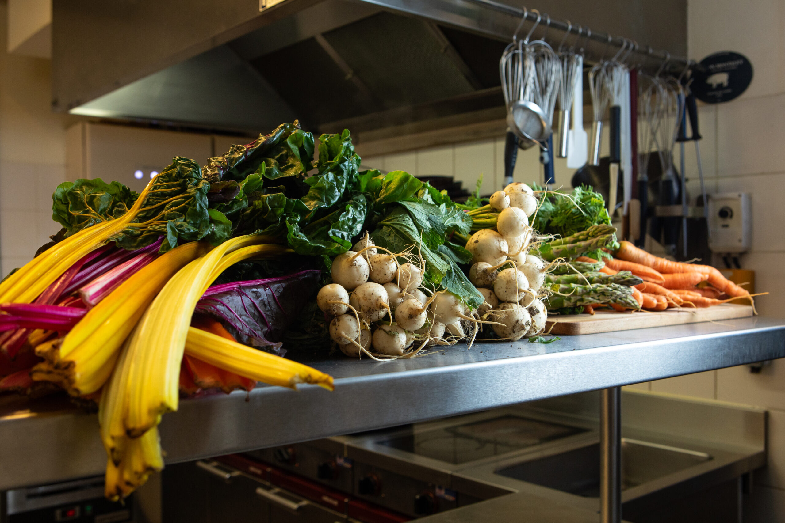 Légumes frais et de saison dans une cuisine partenaire d’Amarelle