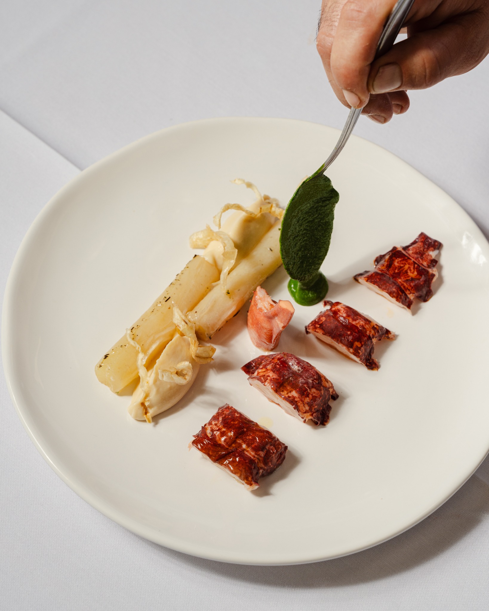 Dressage précis d’une assiette dans les cuisines d’Amarelle