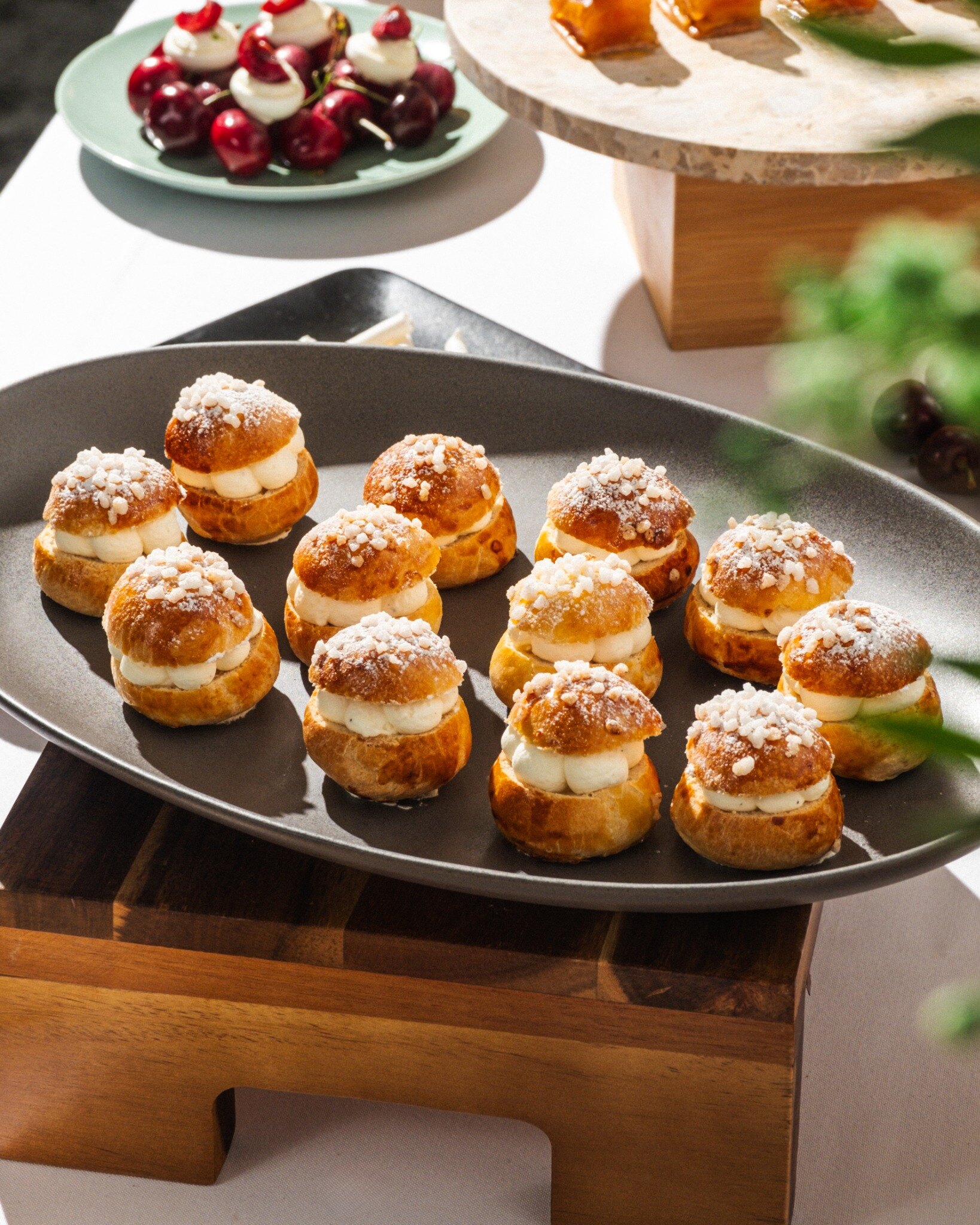 Mignardises dressées sur un buffet Amarelle