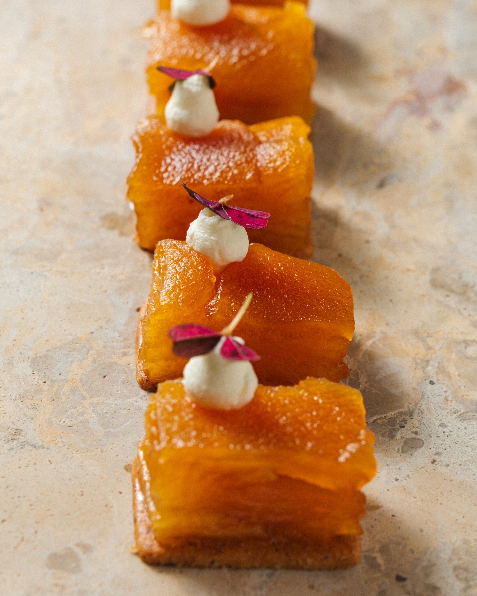 Bouchées de patate douce et fleurs pourpres