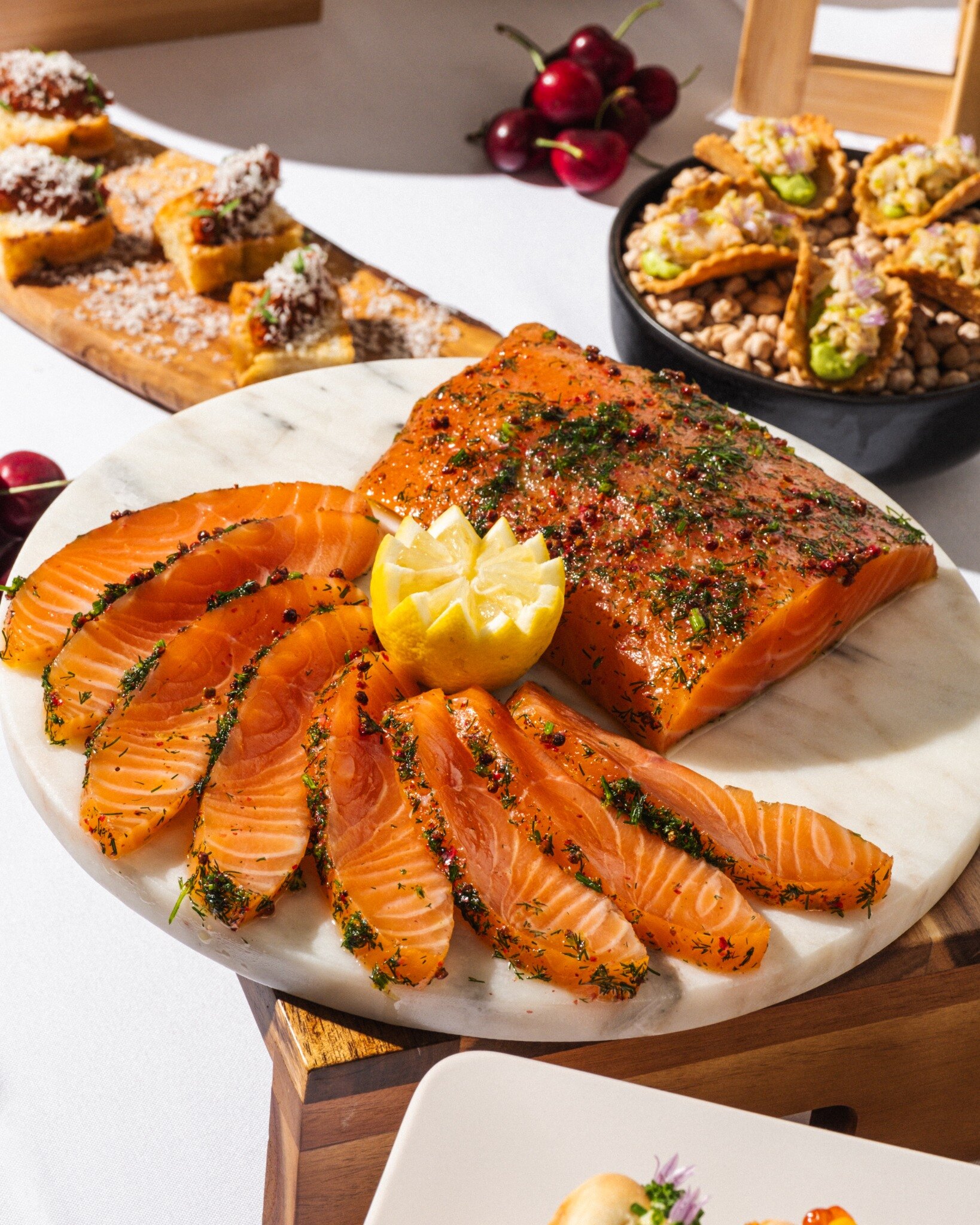 Saumon et pièces de réception dressés sur un buffet Amarelle